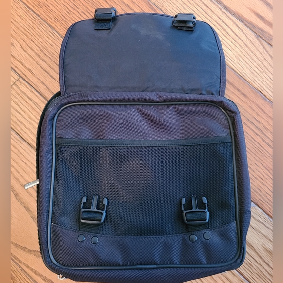 Targus DVD401 Portable DVD Carrying Case with handle - Picture 4 of 11